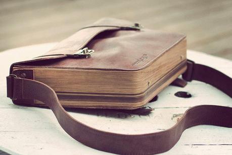 Bolso para ciclismo urbano Kul Rex Racing Stripe de Nisnas Industries Un bello bolso hecho en cuero y madera de Ninsnas Industries.