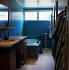 Paredes azules en los baños