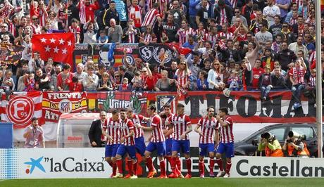 El Atleti sufre, pero salva el liderato