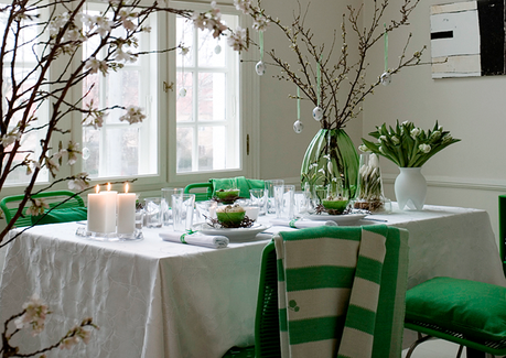 UNA MESA DECORADA PARA PASCUA, EN VERDE