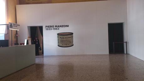 Piero Manzoni embalsamado en el Palazzo Reale de Milano