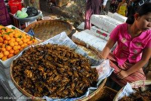 Puesto de comida callejera en Yangon