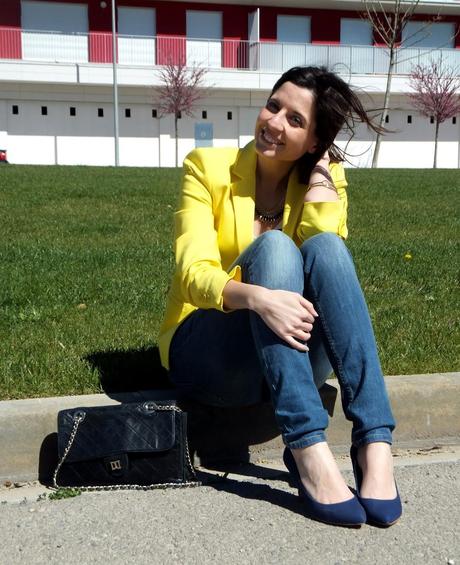 navy con blazer amarillo y jeans