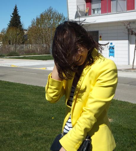 navy con blazer amarillo y jeans