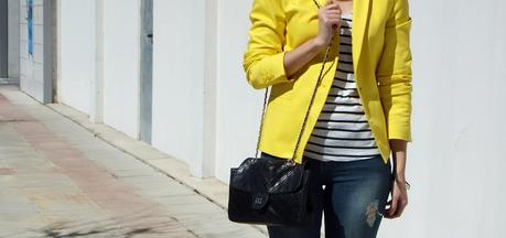 navy con blazer amarillo y jeans