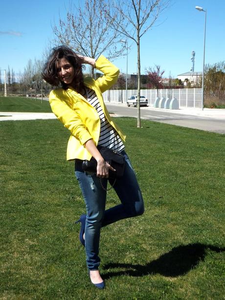 navy con blazer amarillo y jeans