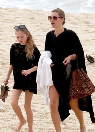 Kate Moss, fiesta con transparencias y playa con Lila Grace, en Brasil