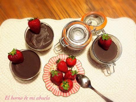 Vasitos de Mousse de Mascarpone con fresas y crujiente de chocolate