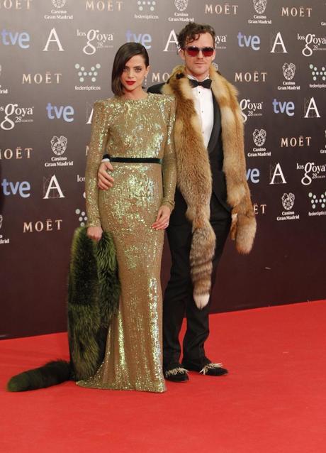 Macarena Gómez, con vestido de sirena verde de Lorenzo Caprile, y su marido Aldo Comas. Su performance no fue muy bien recibida en las redes sociales.