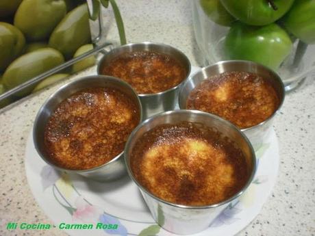 FRESONES DE HUELVA CON NATA MONTADA Y CHOCOLATE RALLADO