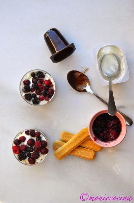 VASO DE YOGUR CON FRUTOS ROJOS
