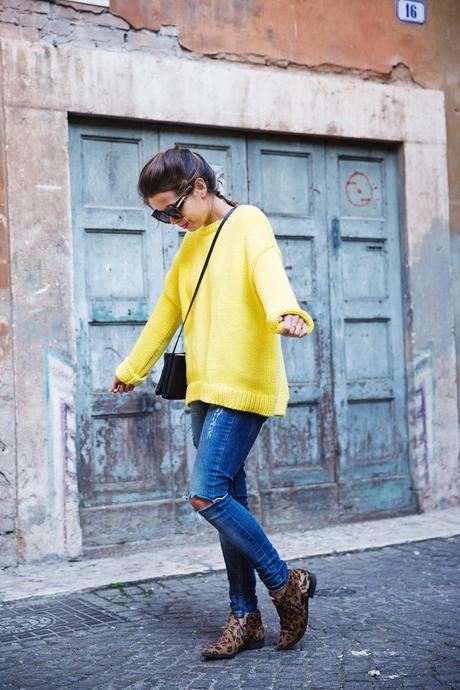 Yellow_Sweater-Ripped_Jeans-Leopard_Boots-Street_Style-Outfit-Verona-Travels-14
