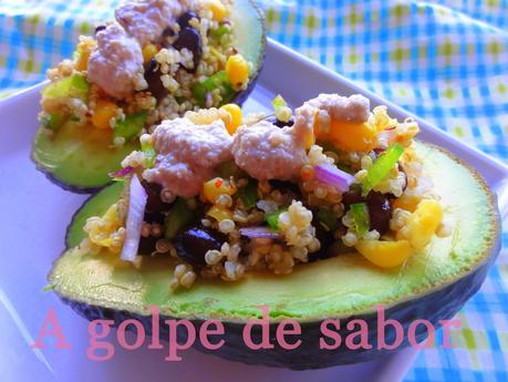 Aguacates rellenos de ensalada de Quinoa, judías negras, millo con salsa de nueces
