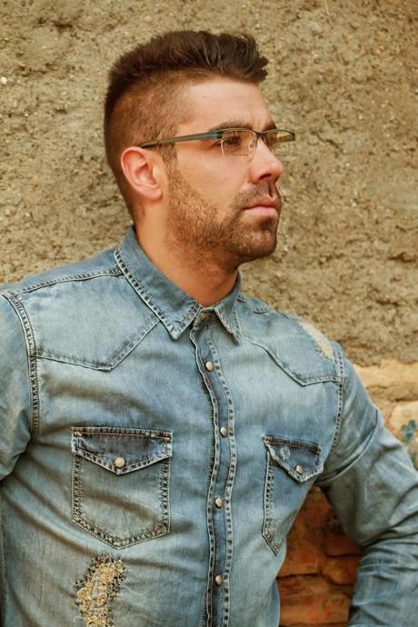 For men: gafas graduadas + denim look