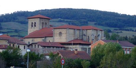 Iglesia-fortaleza de Santa María.