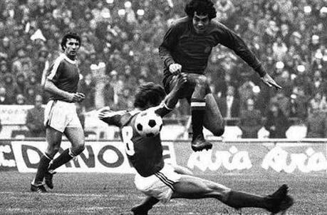 Rubén Cano en un lance del partido entre Yugoslavia y España