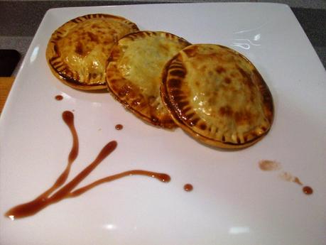 Empanadillas redonda rellenas de carne al horno