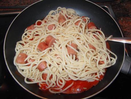 ESPAGUETIS CON SALCHICHAS