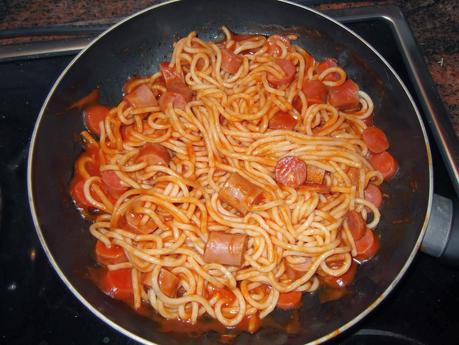 ESPAGUETIS CON SALCHICHAS
