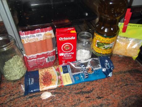 ESPAGUETIS CON SALCHICHAS