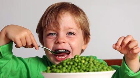 niño con alergias comiendo