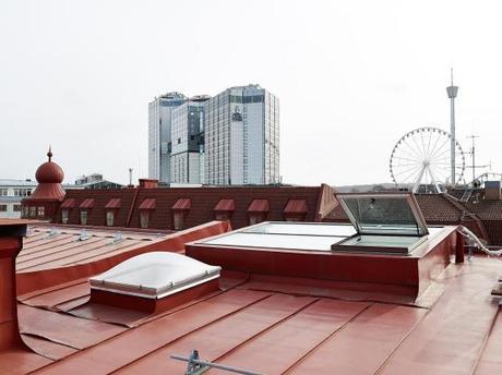 Un dúplex con escalera al tejado suelo de roble americano estilo nórdico diseño interiores aticos duplex decoración nórdica aticos duplex decoración interiores nórdica escandinava decoración diseño interiores espacios pequeños decoración blanco y negro decoración áticos dúplex blog estilo nordico escandinavo 