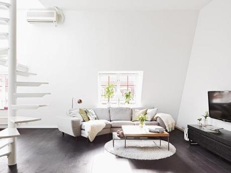 Un dúplex con escalera al tejado suelo de roble americano estilo nórdico diseño interiores aticos duplex decoración nórdica aticos duplex decoración interiores nórdica escandinava decoración diseño interiores espacios pequeños decoración blanco y negro decoración áticos dúplex blog estilo nordico escandinavo 