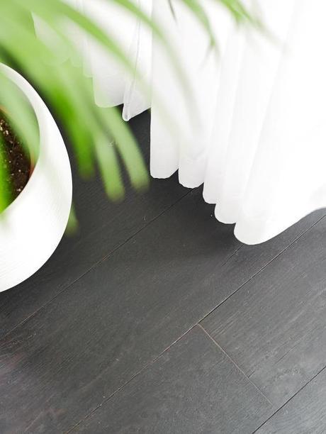 Un dúplex con escalera al tejado suelo de roble americano estilo nórdico diseño interiores aticos duplex decoración nórdica aticos duplex decoración interiores nórdica escandinava decoración diseño interiores espacios pequeños decoración blanco y negro decoración áticos dúplex blog estilo nordico escandinavo 