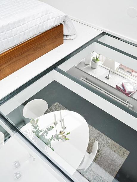 Un dúplex con escalera al tejado suelo de roble americano estilo nórdico diseño interiores aticos duplex decoración nórdica aticos duplex decoración interiores nórdica escandinava decoración diseño interiores espacios pequeños decoración blanco y negro decoración áticos dúplex blog estilo nordico escandinavo 