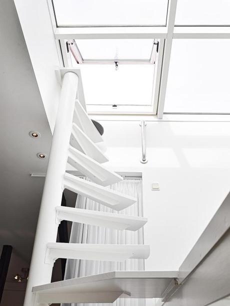 Un dúplex con escalera al tejado suelo de roble americano estilo nórdico diseño interiores aticos duplex decoración nórdica aticos duplex decoración interiores nórdica escandinava decoración diseño interiores espacios pequeños decoración blanco y negro decoración áticos dúplex blog estilo nordico escandinavo 
