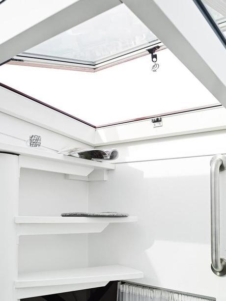 Un dúplex con escalera al tejado suelo de roble americano estilo nórdico diseño interiores aticos duplex decoración nórdica aticos duplex decoración interiores nórdica escandinava decoración diseño interiores espacios pequeños decoración blanco y negro decoración áticos dúplex blog estilo nordico escandinavo 