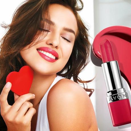 Viste tus labios con Ultra Colour Rich Absolute de Avon .