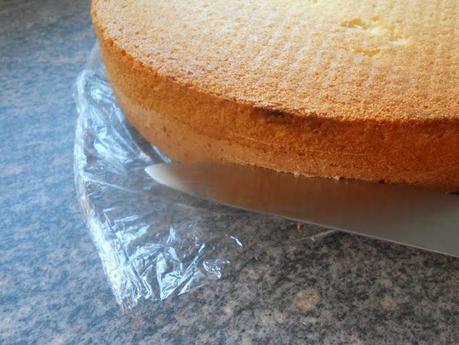 Cortar un bizcocho en capas