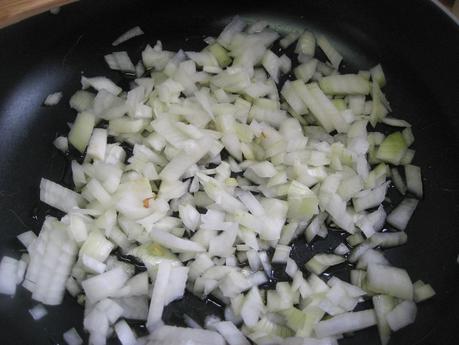 GAMBAS CON CEBOLLA CARAMELIZADA Y BROTES