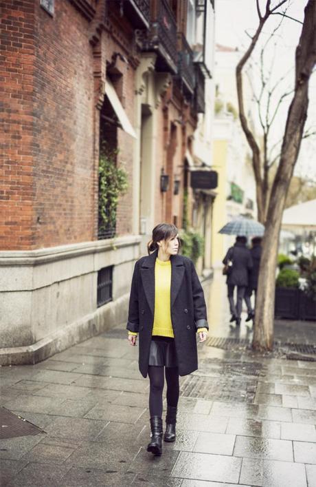 street style barbara crespo zara faux leather mini skirt yellow fashion blogger outfit blog de moda