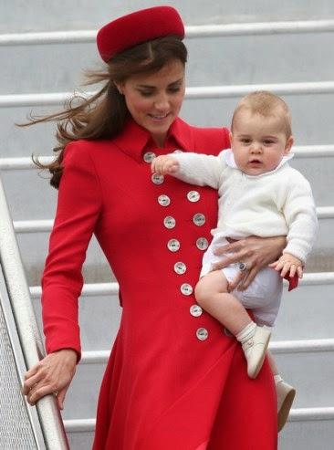 Kate Middleton de rojo pasión a su llegada a Nueva Zelanda. Descubre u estilismo completo