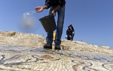 Descubren un mosaico bizantino en un monasterio del desierto del Négev