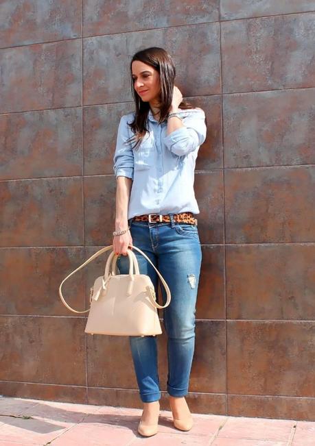 Vaqueros + camisa+ salones= apuesta ganadora!!