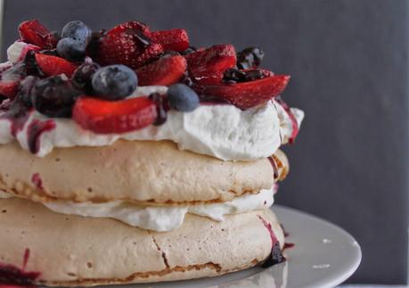 Receta Pavlova con fresas y arándanos