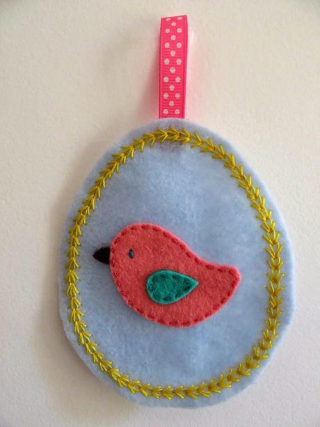 Tutorial de Pascua: huevos de fieltro bordados / Easter tutorial: embroidered felt eggs