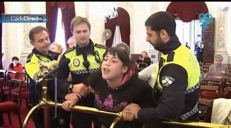 Aysha, una madre contra la alcaldesa de Cádiz.