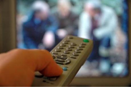 Menos horas frente a la tele mejora el sueño, la conducta y las tareas escolares.