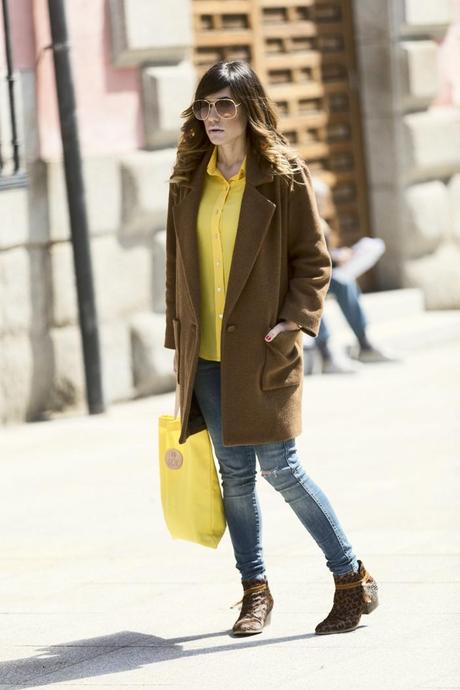 street style barbara crespo yellow dipped hem blouse sheinside sheinsider coat fashion blogger outfit blog de moda