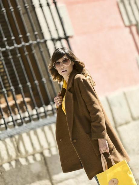 street style barbara crespo yellow dipped hem blouse sheinside sheinsider coat fashion blogger outfit blog de moda