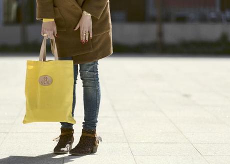 street style barbara crespo yellow dipped hem blouse sheinside sheinsider coat fashion blogger outfit blog de moda
