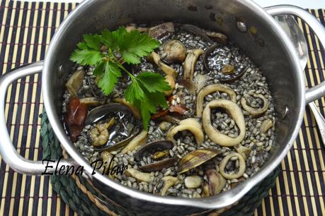 Arroz negro con calamar y almejas (integral)