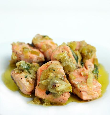Salmón encebollado