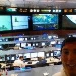 Aleix Espargaró en el centro de control de las misiones de apollo