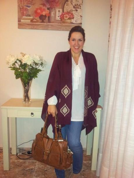 Look embarazada con vaqueros y poncho (look oficina) Look embarazada con vaqueros y poncho modo oficina (4)