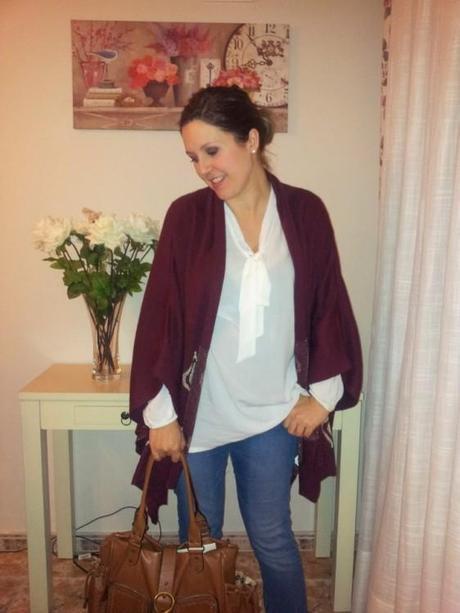 Look embarazada con vaqueros y poncho (look oficina) Look embarazada con vaqueros y poncho modo oficina (3)